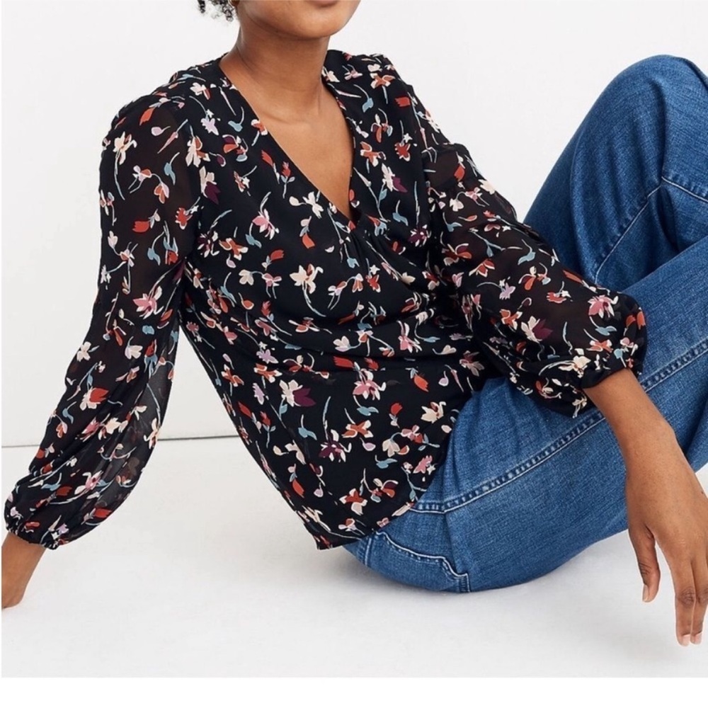 Madewell Shirred Sleeve Black Floral V-neck Shirt in Drifting Flowers. Size XS